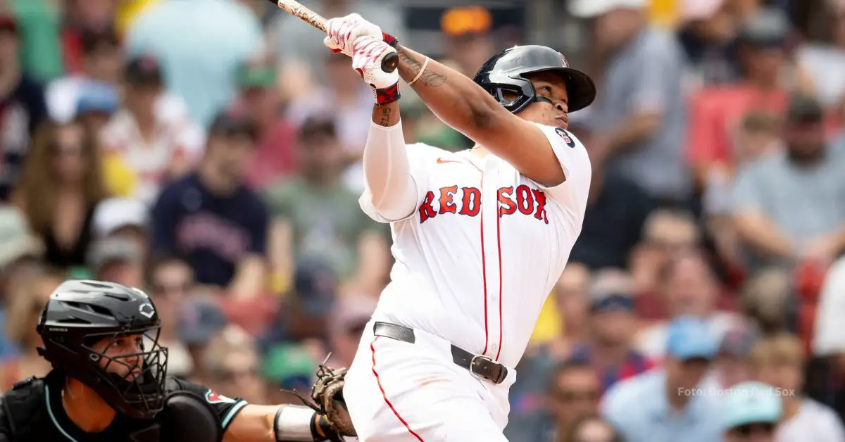 Rafael Devers haciendo swing a su jonron 200 en MLB