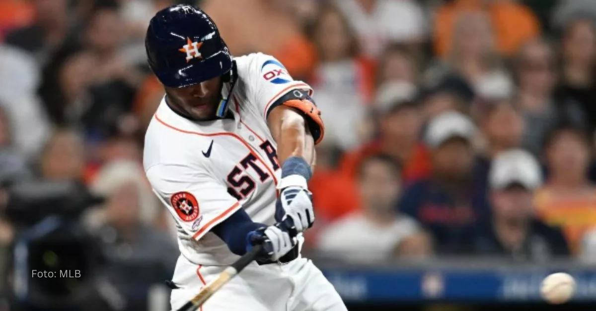 Pedro León bateando con el uniforme blanco de Houston Astros