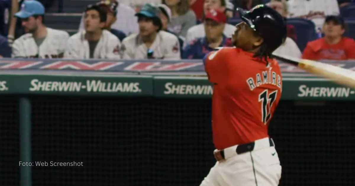 José Ramírez conectando batazo con el uniforme de Cleveland Guardians en MLB 2024