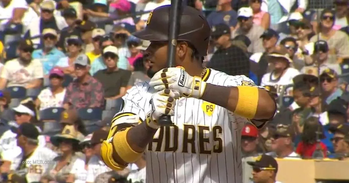 Luis Arráez en la caja de bateo con San Diego Padres