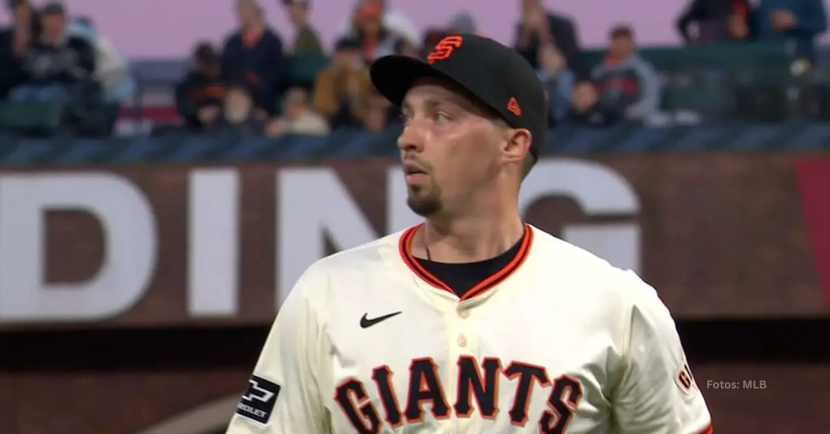 Blake Snell lanzando con el uniforme de San Francisco