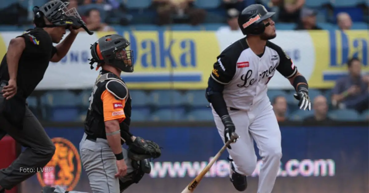 Fleix Perez bateando con Leones de Caracas en la Liga Venezolana de Beisbol Profesional