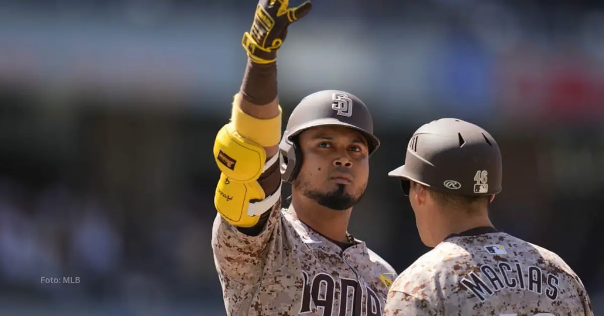 Luis Arráez celebra batazo con San Diego Padres