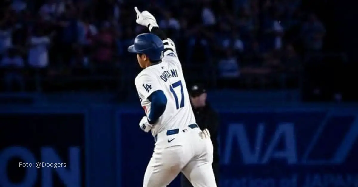 Shohei Ohtani corriendo las bases y señalando al público tras conectar su jonrón 47 en MLB